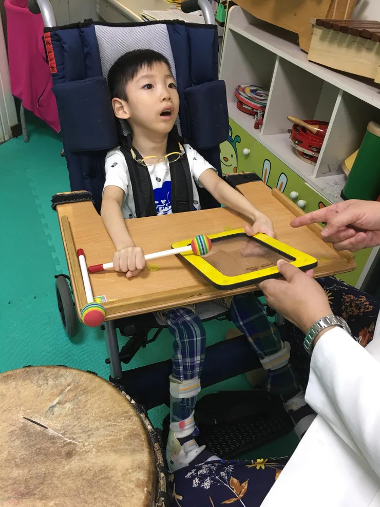 音樂治療為子祐生活的一部分。