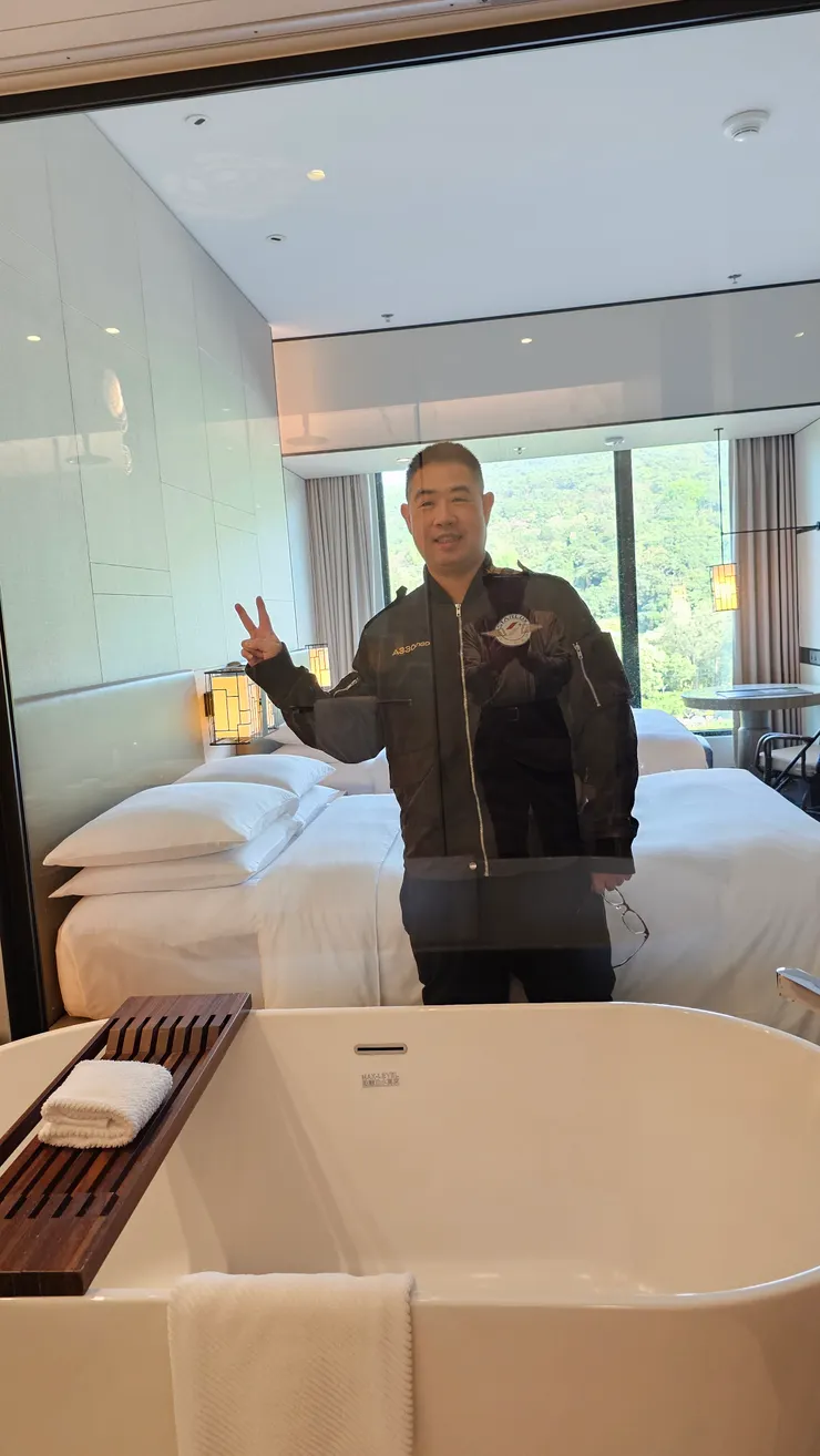 老爸故意從浴室往房間拍!老爸也是鬼點子很多的鬼才!