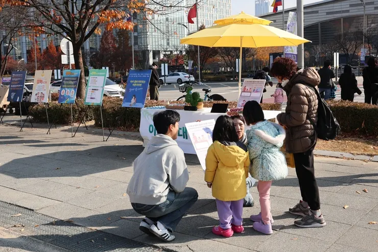 新天地仁川教會於2025年11月22日在南韓仁川的南韓松島中央公園舉行「兒童虐待預防宣導活動」。（圖片提供：新天地仁川教會）