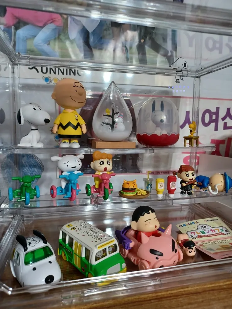 左上角、左下角各兩個公仔、車車都是在Snoopy Museum購買的