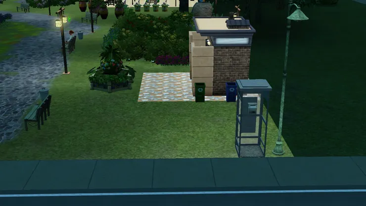 這個公廁不但靠近行人路，還很醒目，能吸引多些路人來「光顧」，這也是避免罪案的方法。