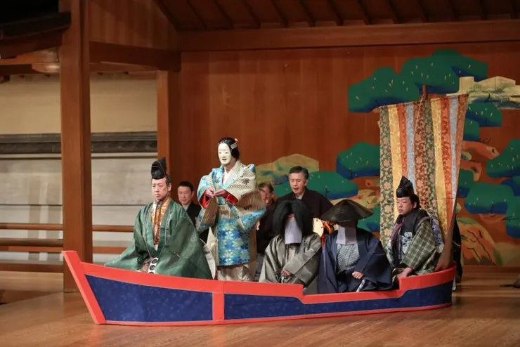 能劇演員大多時候正襟危坐面對觀眾吟頌「謠」推進劇情。(圖片來源:https://www.facebook.com/bravo.Kaohsiung/)