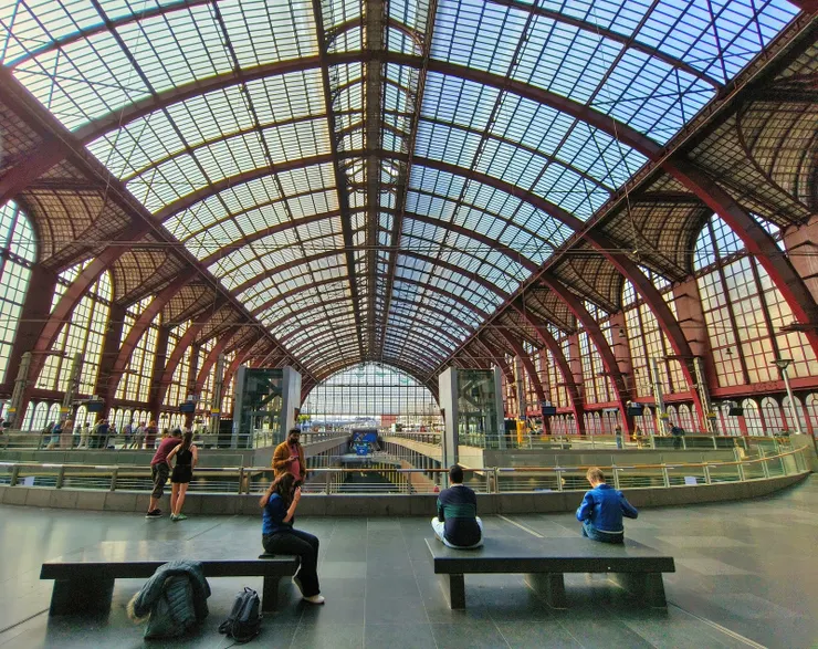 【果然嘆為觀止如皇冠鑲鑽般璨璀！安特衛普中央車站內部，共有4層樓，每層都有月台。】