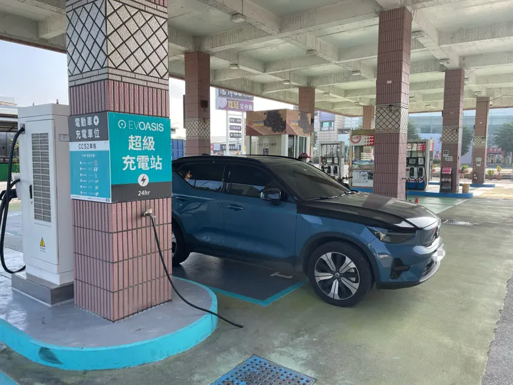 使用EVOASIS業者提供的快充系統
