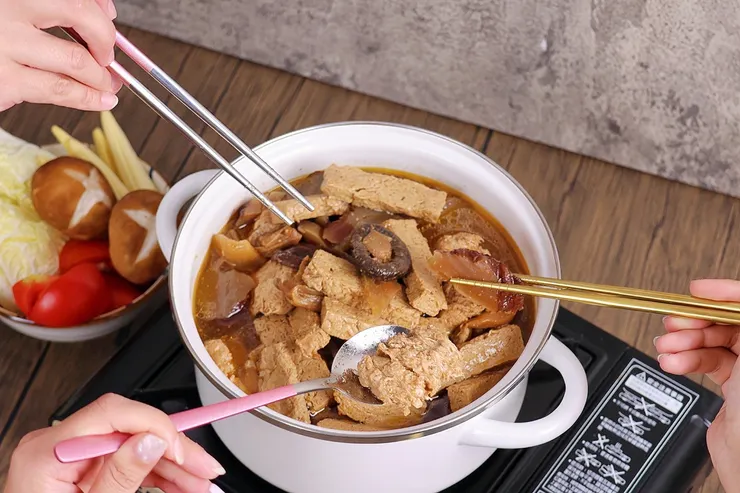 圖說：愛雅辣呦的汕頭鮮味鍋，「蛋素打造」湯底醇厚鮮香，熱量僅有300大卡，還有豐富鍋料，加熱即可享用！（資料來源：愛雅辣呦）