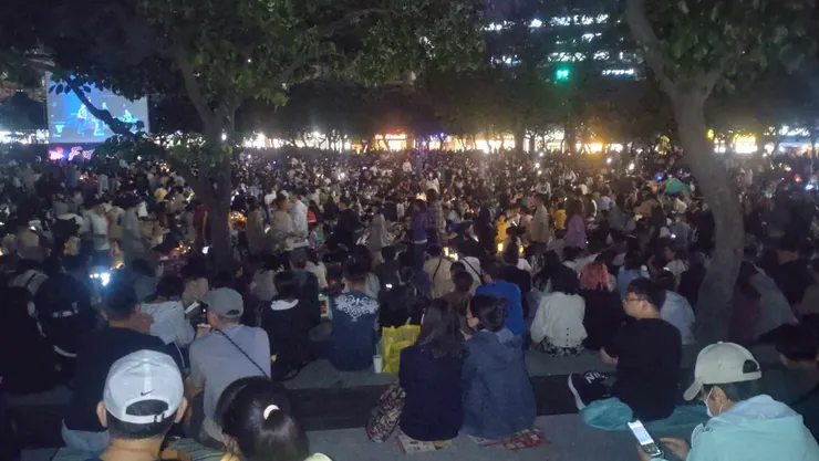 爵士音樂節，人山人海的週五夜晚