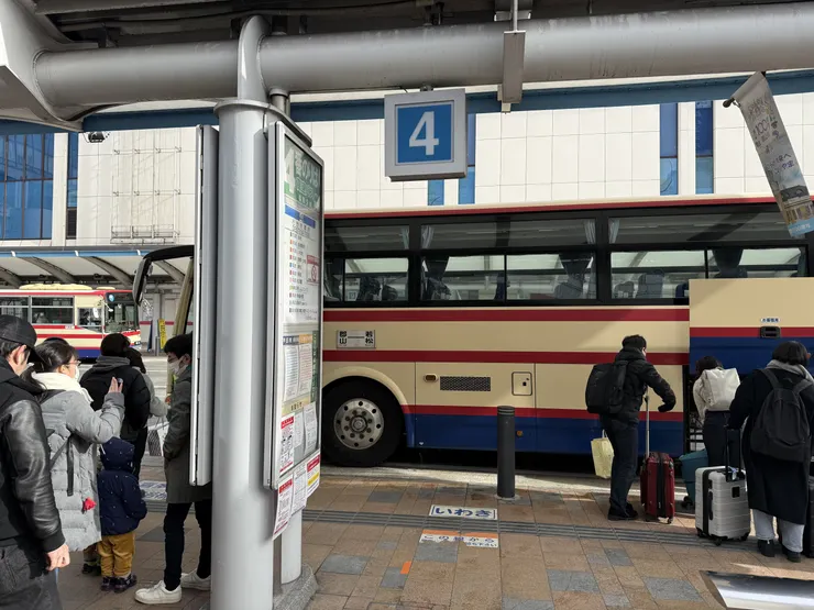 如圖。很多人搭乘。