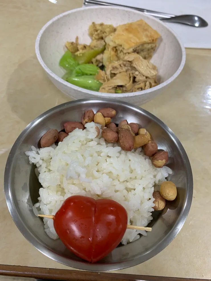 可以感受到法工每日廚藝的進步,唯獨看到芫荽會讓我無法起平等心