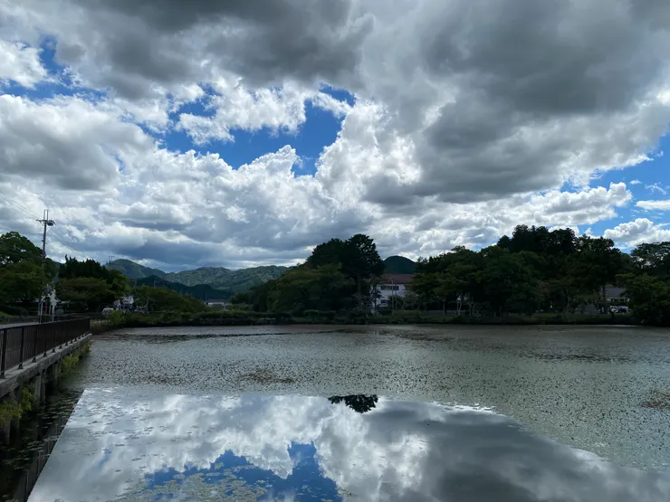 護城河河水映著當天的雲朵美不勝收