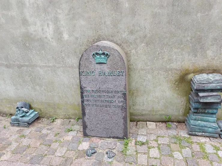 立於街角的紀念墓碑，是紀念哈姆雷特劇中的老哈姆雷特國王