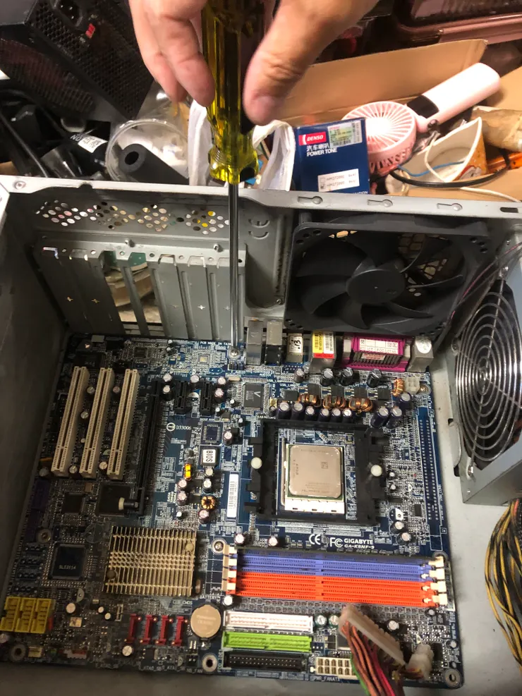 開場提到的六顆主機板固定螺絲只剩四顆就算了，還沒一顆是一樣的，所以我們就把六顆全部換成標準電腦用的螺絲。