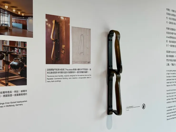 Rautatalo 商業大樓的「門把」設計,串接多的那扇門便可以顯示出其「正門」的地位