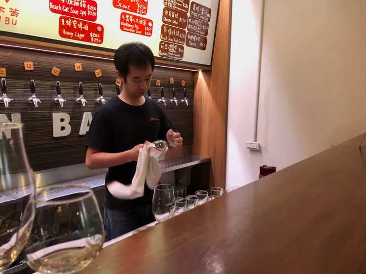 看到 Clive 仔細擦拭每個清洗完的酒杯，給人一種安心感