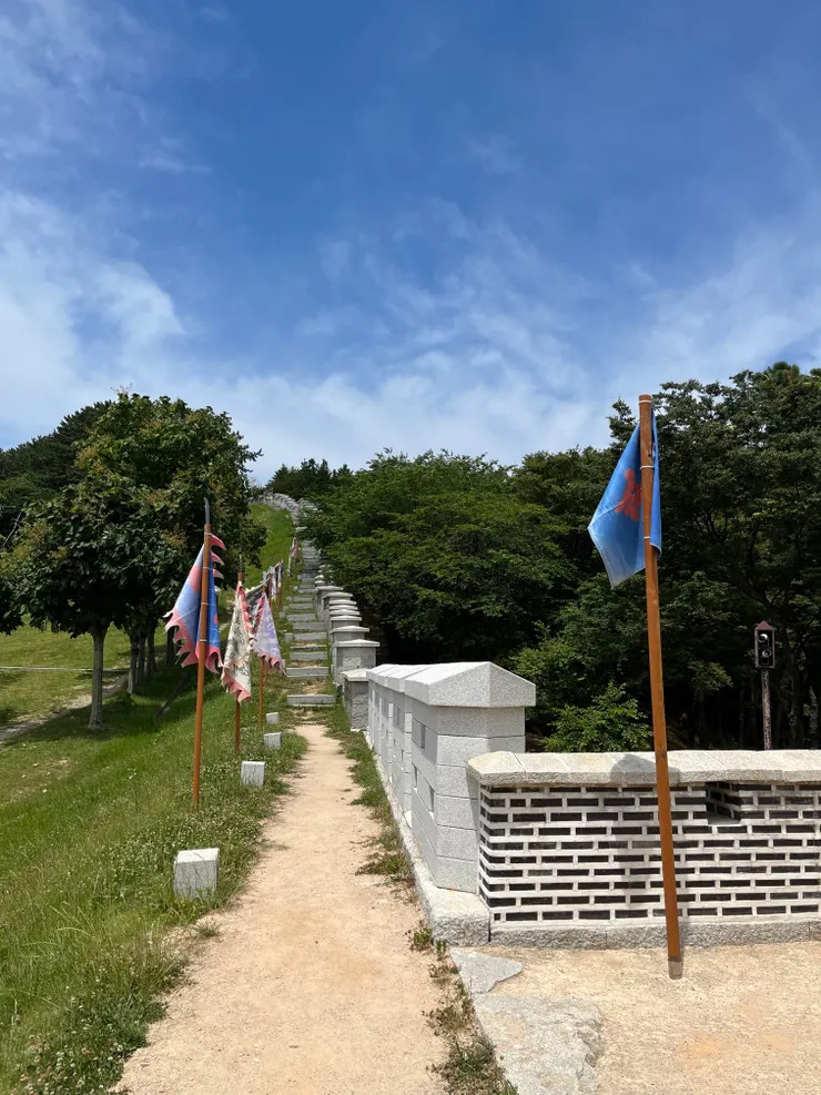 城門旁邊有一條石梯路，可以沿著此處往上走。