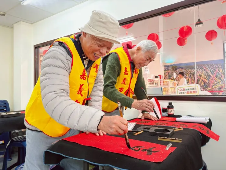 圖說：書法家們齊聚一堂揮毫超吸睛，飽含手寫溫度的春聯更別具心意，現場滿溢著年節獨有的情感與氛圍。（資料來源：旺萊山）
