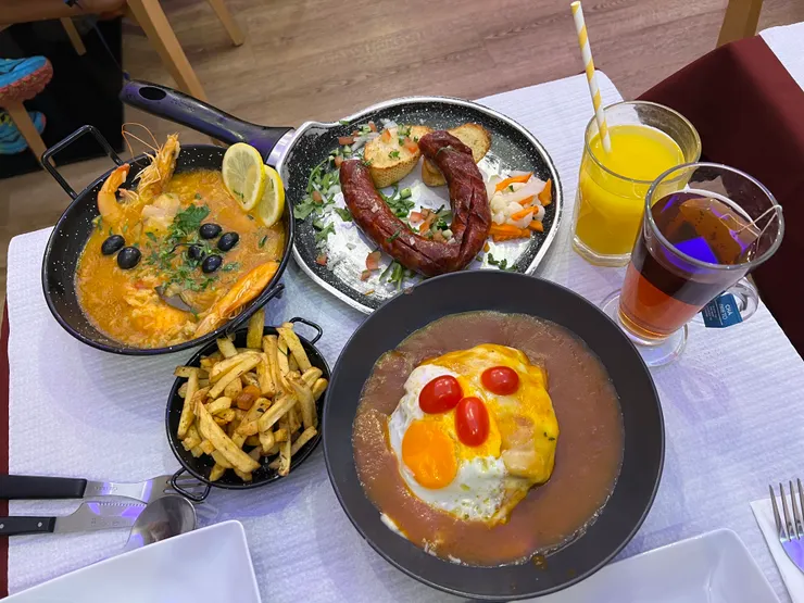 葡式燉飯、胖三明治、燻腸。