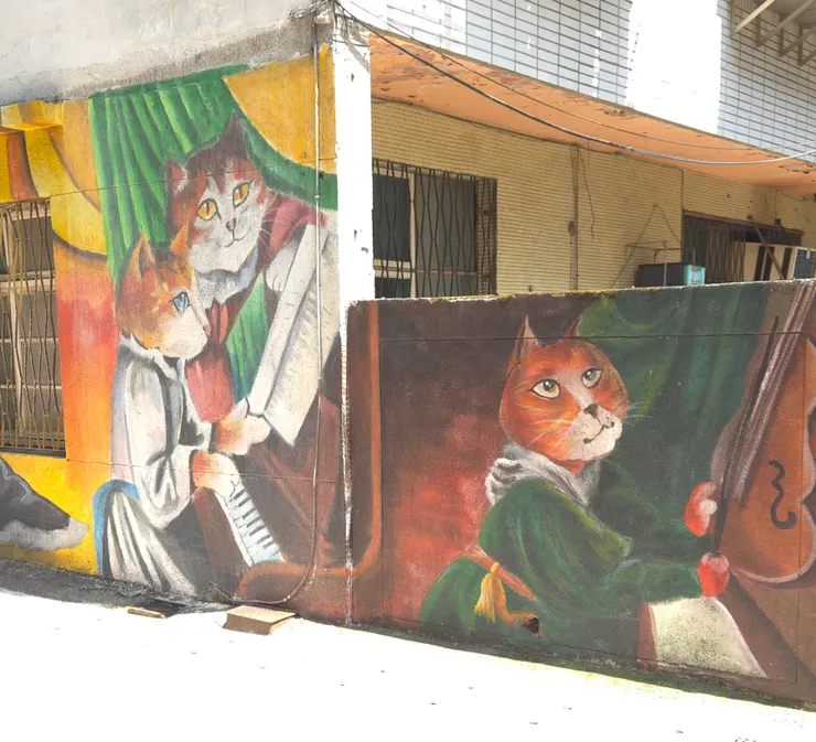 雷諾瓦的彈鋼琴的少女 及古典音樂室內畫像：兩位貓主子穿著洋裝，正在演奏貝多芬的《命運交響曲》嗎？不，這其實是描繪牠們半夜不睡覺，在鋼琴鍵盤上瘋狂跑酷，順便用小提琴發出「指甲刮黑板」的聲音叫：奴才起床了。