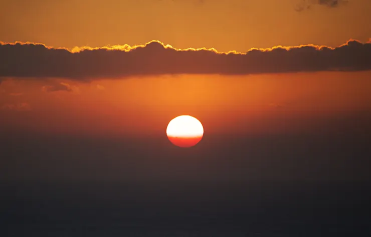 墾丁關山夕照，層層雲海與夕陽色彩交織的瞬間。