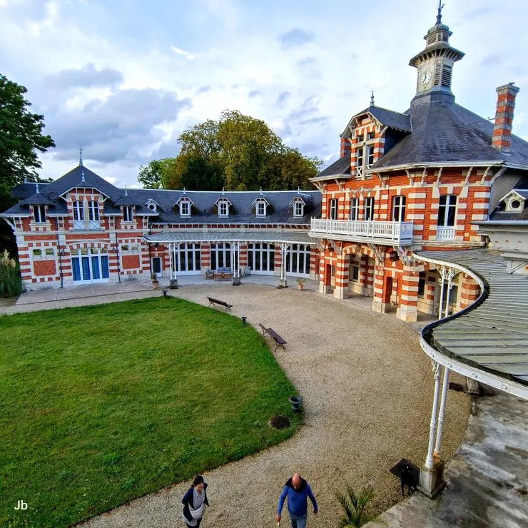 【女兒陽台看出去的景觀就是這樣！房東還在帶領怡青介紹環境，我們反正聽不懂，就靠怡青了！】