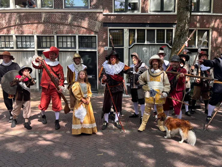 名畫「夜巡」跳出畫框了