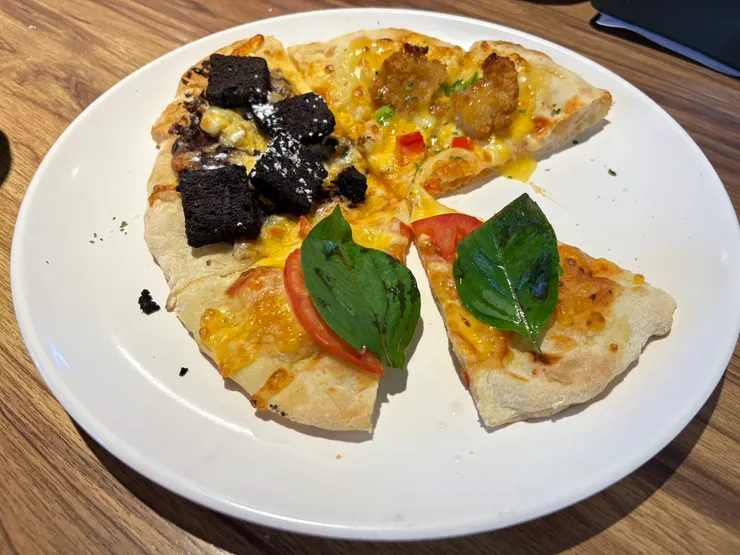 主打18種口味pizza,現點現做