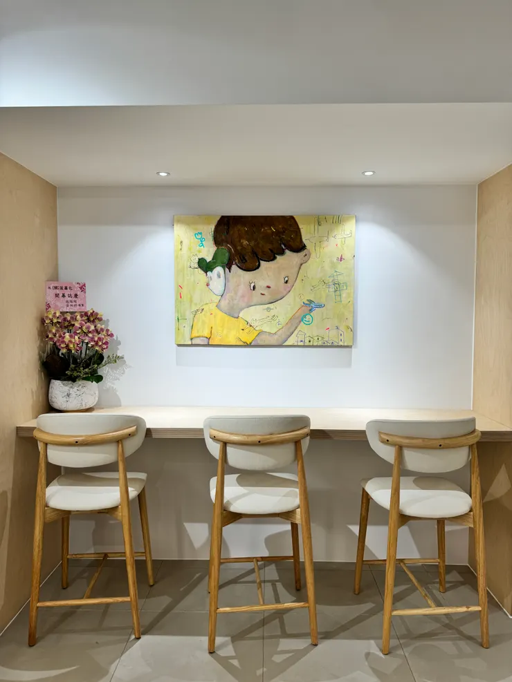 2F高腳椅區也頗愜意的