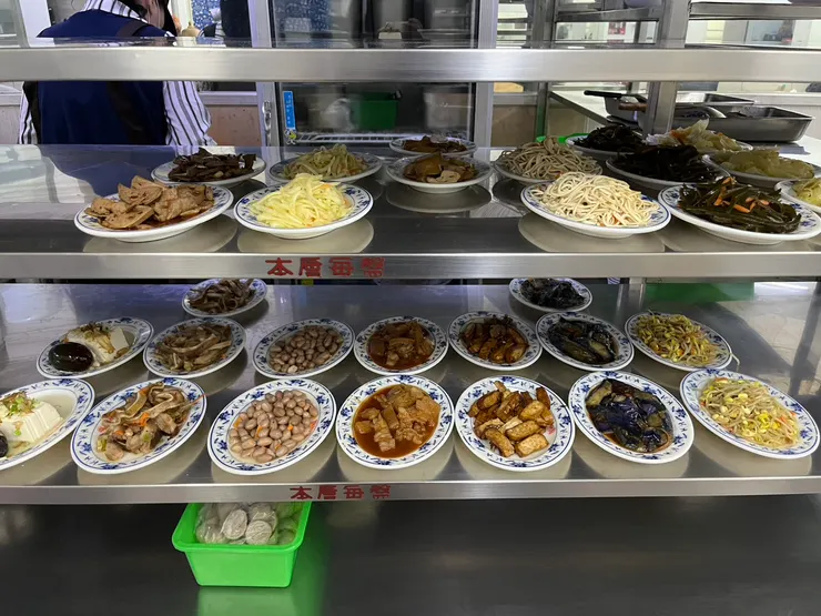 復古的盤子和小菜擺台