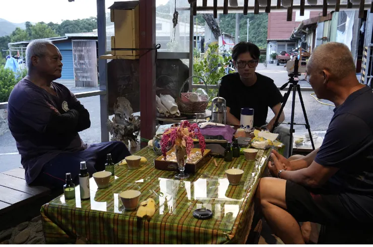 魚頭先生與部落居民交談