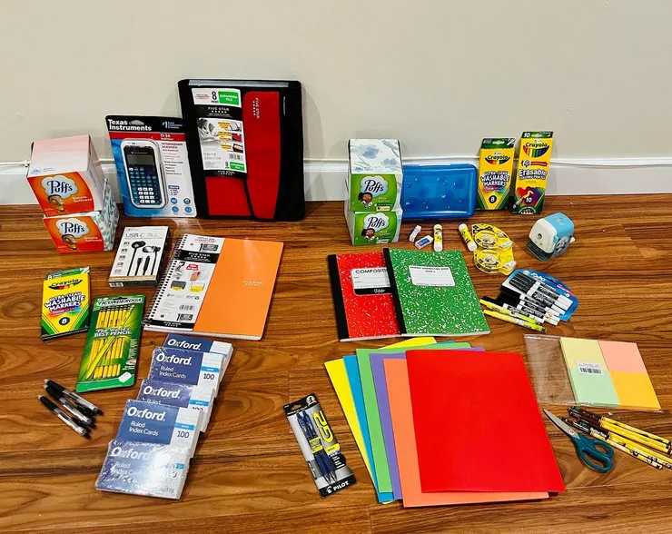 姐妹兩人的文具 外型很樸素 價格很高貴