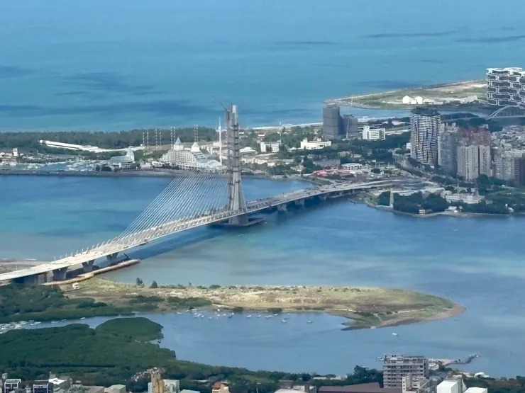 今天天氣無敵晴朗，天空藍與海水藍融為一體，空中雲層的遮蔽陽光，在海面產生不同層次蔚藍光影，美極了！