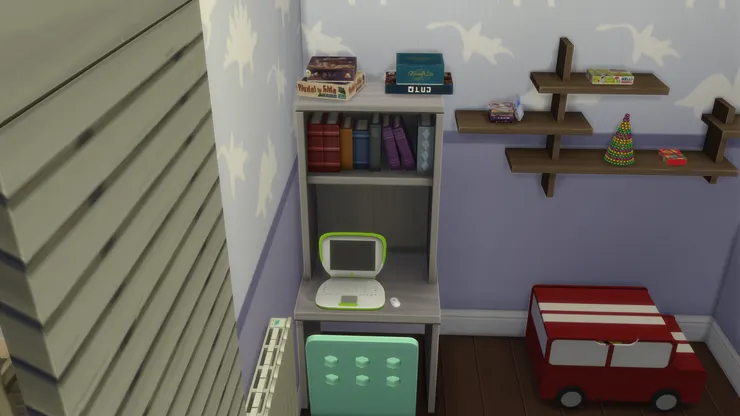 這書桌較小,男孩所用的電腦也屬兒童版。