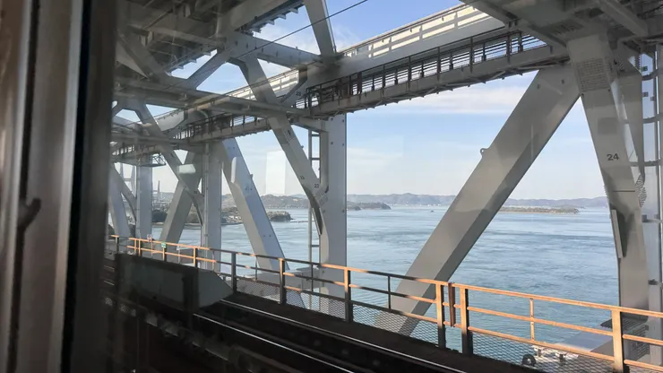 只緣身在此橋中