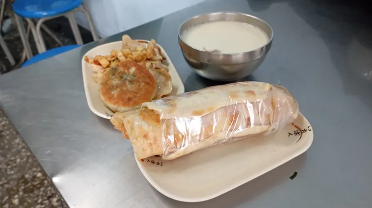 韭菜包、煎餃(左上)、熱豆漿(右上)、大全配(下)