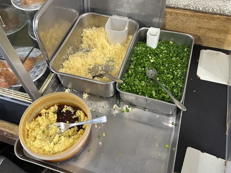 也可以配上像薑蓉、蔥及天婦羅碎等配料