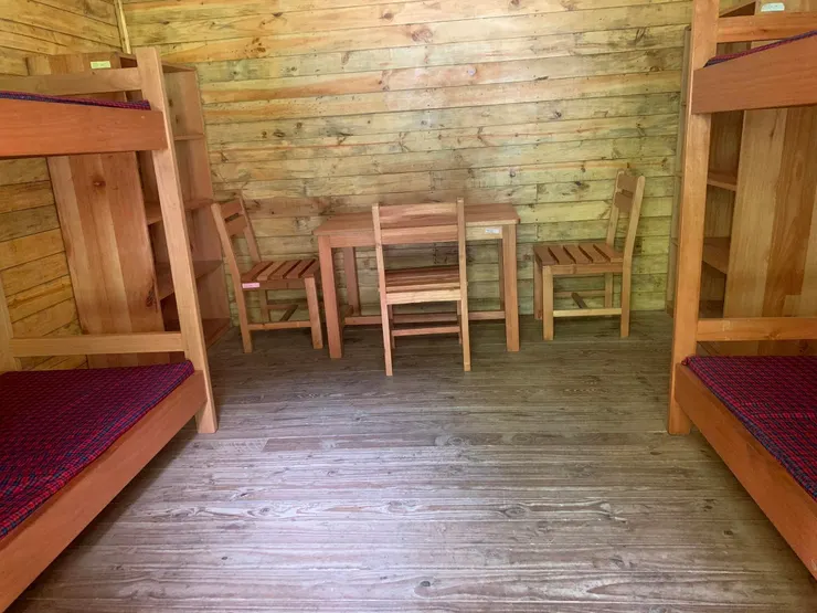 寬敞舒適，居然還有書桌