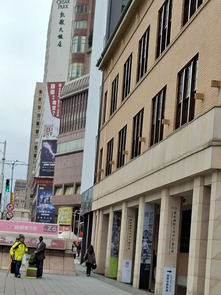 有看到白色的伸縮縫嗎~?