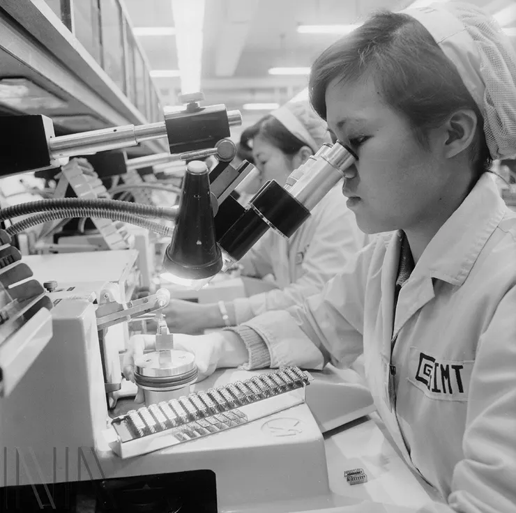 圖12 高雄楠梓加工出口區技師檢視精密電子零件。檔號：A325000000E/0060/0018/1