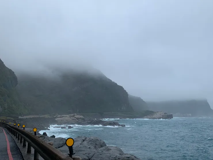 灰濛濛的東北角，可惜了這段路的風景。