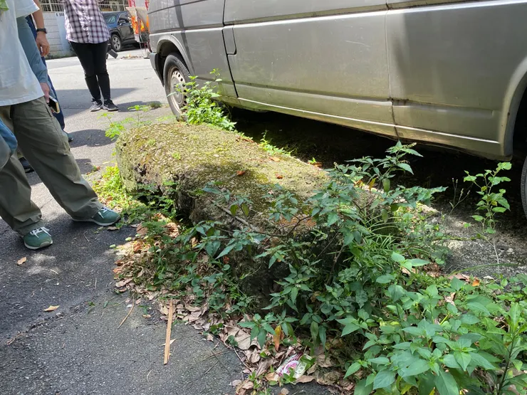 途中踢到一條水泥塊，疑似路基或橋梁護欄。