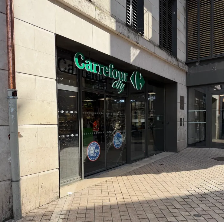 民宿旁的家樂福超市