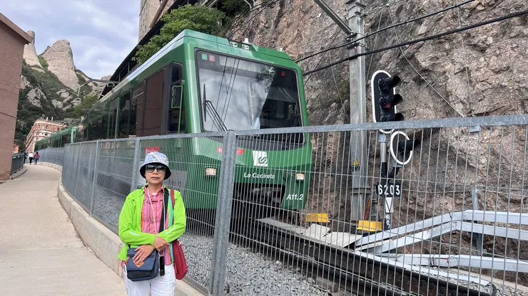 套票纜車和齒軌列車只能擇一，齒軌列車一小時一班。