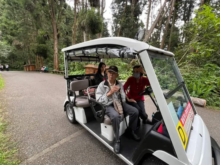 坐在導覽車裡，看風景完全沒有遮攔，也能聞到樹的清香