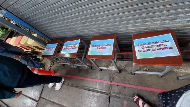 市集裡有看火車的座位租借