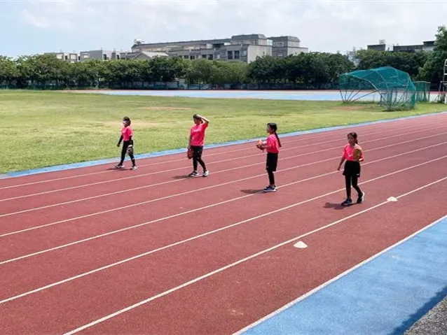 女壘隊傳接球訓練