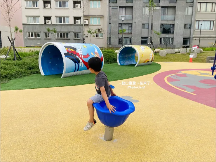 常兒可以直接坐在單人旋轉杯裡玩。〔三和公園有藍紅兩款〕