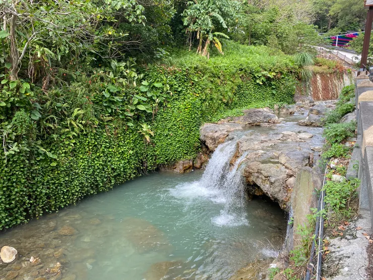 澡堂前的溫泉溪