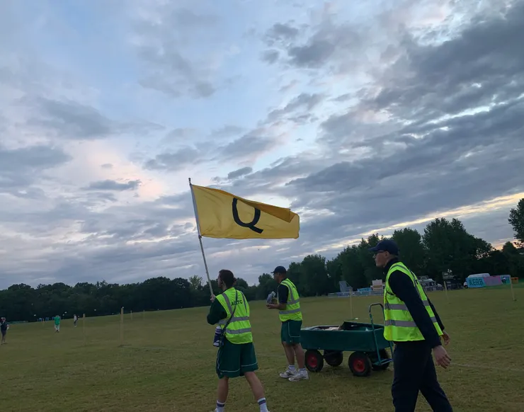 拿著大Q旗幟的少年