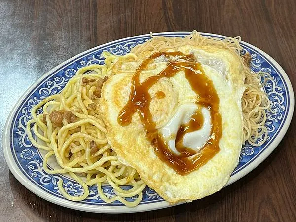 (西門蚵仔煎)萬年蚵仔煎~古早味台灣小吃!炒米粉麵+半熟蛋超