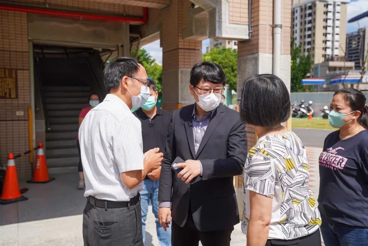 趙正宇視察八德國小。圖：趙正宇辦公室提供