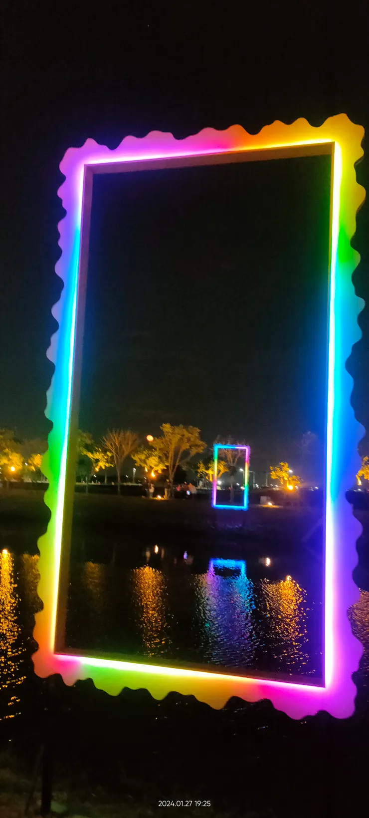 彩虹框剛好可以拍到月亮，就像圖中圖的感覺